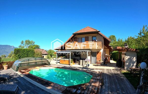 Dominant le petit village de Clarafond,cette maison d’architecte édifier en 1998 offre une position dominante et une vue panoramique