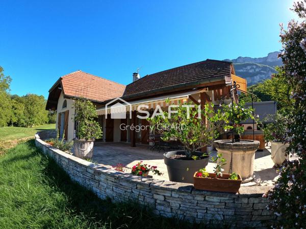 Dominant le petit village de Clarafond,cette maison d’architecte édifier en 1998 offre une position dominante et une vue panoramique