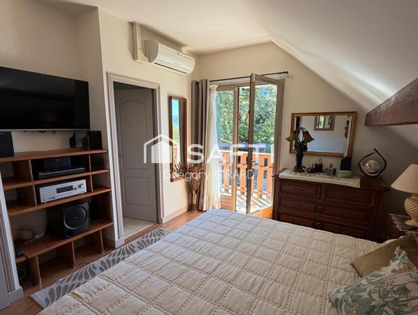 Dominant le petit village de Clarafond,cette maison d’architecte édifier en 1998 offre une position dominante et une vue panoramique
