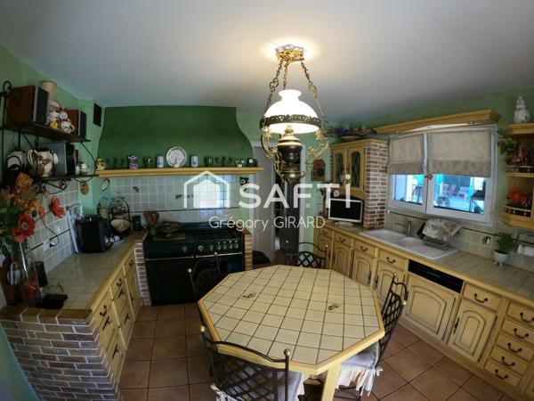 Dominant le petit village de Clarafond,cette maison d’architecte édifier en 1998 offre une position dominante et une vue panoramique