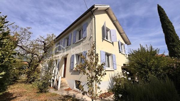 Maison de ville à fort potentiel — Grenoble (Écoles privées & transports à pied)
Située à Grenoble, à deux pas des écoles privées, des transports en commun et de tous les commerces du quotidien, cette maison de ville bénéficie d'une belle luminosité naturelle et de beaucoup de ciel.
Une configuration modulable
Avec sa structure globale de 178 m² Carrez (et 263 m² au sol), cette maison se prête aussi bien à une grande famille qu'à un projet d'investissement. Sa disposition actuelle comprenant deux espaces cuisines et des accès séparés permet facilement une division en deux logements distincts ou l'aménagement d'un espace pour une activité professionnelle.
Agencement des pièces :
 Rez-de-chaussée : entrée et couloirs, séjour, salon, deux espaces cuisines, chaufferie, salle d'eau et deux WC.
 Étage : dégagements desservant six chambres et une salle de bain.
 Annexes : trois grandes caves au sous-sol, un abri voiture et un abri de jardin.
Éléments techniques :
 Toiture en bon état.
 Menuiseries en double vitrage dans toute la maison.
 Chauffage central au gaz.
Maison saine à rafraîchir pour la remettre à votre goût, tout en profitant de ses solides atouts de départ.