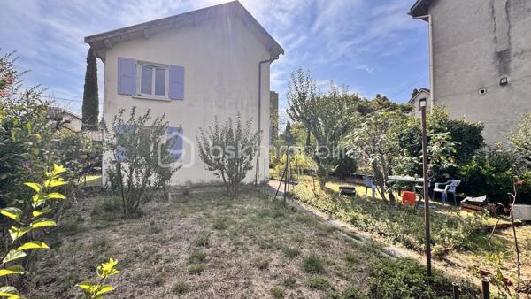 Maison de ville à fort potentiel — Grenoble (Écoles privées & transports à pied)
Située à Grenoble, à deux pas des écoles privées, des transports en commun et de tous les commerces du quotidien, cette maison de ville bénéficie d'une belle luminosité naturelle et de beaucoup de ciel.
Une configuration modulable
Avec sa structure globale de 178 m² Carrez (et 263 m² au sol), cette maison se prête aussi bien à une grande famille qu'à un projet d'investissement. Sa disposition actuelle comprenant deux espaces cuisines et des accès séparés permet facilement une division en deux logements distincts ou l'aménagement d'un espace pour une activité professionnelle.
Agencement des pièces :
 Rez-de-chaussée : entrée et couloirs, séjour, salon, deux espaces cuisines, chaufferie, salle d'eau et deux WC.
 Étage : dégagements desservant six chambres et une salle de bain.
 Annexes : trois grandes caves au sous-sol, un abri voiture et un abri de jardin.
Éléments techniques :
 Toiture en bon état.
 Menuiseries en double vitrage dans toute la maison.
 Chauffage central au gaz.
Maison saine à rafraîchir pour la remettre à votre goût, tout en profitant de ses solides atouts de départ.