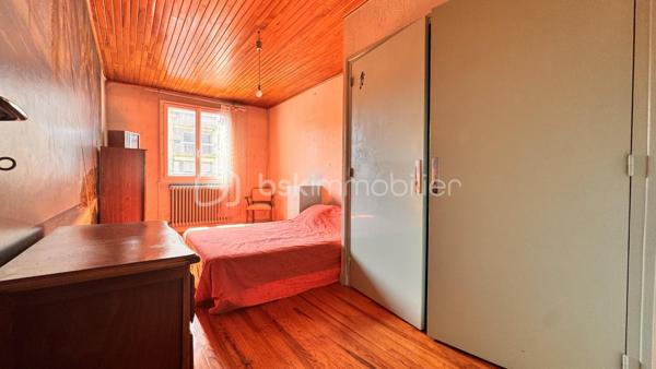 Maison de ville à fort potentiel — Grenoble (Écoles privées & transports à pied)
Située à Grenoble, à deux pas des écoles privées, des transports en commun et de tous les commerces du quotidien, cette maison de ville bénéficie d'une belle luminosité naturelle et de beaucoup de ciel.
Une configuration modulable
Avec sa structure globale de 178 m² Carrez (et 263 m² au sol), cette maison se prête aussi bien à une grande famille qu'à un projet d'investissement. Sa disposition actuelle comprenant deux espaces cuisines et des accès séparés permet facilement une division en deux logements distincts ou l'aménagement d'un espace pour une activité professionnelle.
Agencement des pièces :
 Rez-de-chaussée : entrée et couloirs, séjour, salon, deux espaces cuisines, chaufferie, salle d'eau et deux WC.
 Étage : dégagements desservant six chambres et une salle de bain.
 Annexes : trois grandes caves au sous-sol, un abri voiture et un abri de jardin.
Éléments techniques :
 Toiture en bon état.
 Menuiseries en double vitrage dans toute la maison.
 Chauffage central au gaz.
Maison saine à rafraîchir pour la remettre à votre goût, tout en profitant de ses solides atouts de départ.