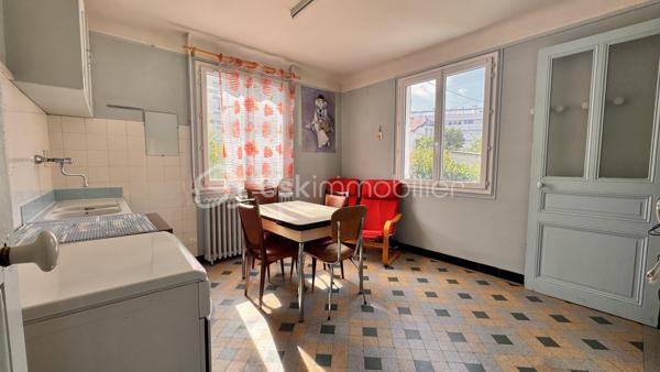 Maison de ville à fort potentiel — Grenoble (Écoles privées & transports à pied)
Située à Grenoble, à deux pas des écoles privées, des transports en commun et de tous les commerces du quotidien, cette maison de ville bénéficie d'une belle luminosité naturelle et de beaucoup de ciel.
Une configuration modulable
Avec sa structure globale de 178 m² Carrez (et 263 m² au sol), cette maison se prête aussi bien à une grande famille qu'à un projet d'investissement. Sa disposition actuelle comprenant deux espaces cuisines et des accès séparés permet facilement une division en deux logements distincts ou l'aménagement d'un espace pour une activité professionnelle.
Agencement des pièces :
 Rez-de-chaussée : entrée et couloirs, séjour, salon, deux espaces cuisines, chaufferie, salle d'eau et deux WC.
 Étage : dégagements desservant six chambres et une salle de bain.
 Annexes : trois grandes caves au sous-sol, un abri voiture et un abri de jardin.
Éléments techniques :
 Toiture en bon état.
 Menuiseries en double vitrage dans toute la maison.
 Chauffage central au gaz.
Maison saine à rafraîchir pour la remettre à votre goût, tout en profitant de ses solides atouts de départ.