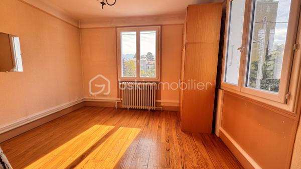 Maison de ville à fort potentiel — Grenoble (Écoles privées & transports à pied)
Située à Grenoble, à deux pas des écoles privées, des transports en commun et de tous les commerces du quotidien, cette maison de ville bénéficie d'une belle luminosité naturelle et de beaucoup de ciel.
Une configuration modulable
Avec sa structure globale de 178 m² Carrez (et 263 m² au sol), cette maison se prête aussi bien à une grande famille qu'à un projet d'investissement. Sa disposition actuelle comprenant deux espaces cuisines et des accès séparés permet facilement une division en deux logements distincts ou l'aménagement d'un espace pour une activité professionnelle.
Agencement des pièces :
 Rez-de-chaussée : entrée et couloirs, séjour, salon, deux espaces cuisines, chaufferie, salle d'eau et deux WC.
 Étage : dégagements desservant six chambres et une salle de bain.
 Annexes : trois grandes caves au sous-sol, un abri voiture et un abri de jardin.
Éléments techniques :
 Toiture en bon état.
 Menuiseries en double vitrage dans toute la maison.
 Chauffage central au gaz.
Maison saine à rafraîchir pour la remettre à votre goût, tout en profitant de ses solides atouts de départ.
