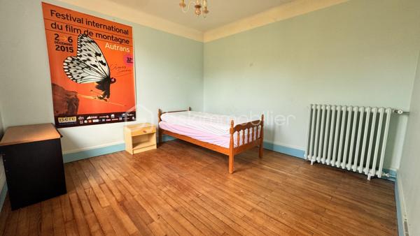Maison de ville à fort potentiel — Grenoble (Écoles privées & transports à pied)
Située à Grenoble, à deux pas des écoles privées, des transports en commun et de tous les commerces du quotidien, cette maison de ville bénéficie d'une belle luminosité naturelle et de beaucoup de ciel.
Une configuration modulable
Avec sa structure globale de 178 m² Carrez (et 263 m² au sol), cette maison se prête aussi bien à une grande famille qu'à un projet d'investissement. Sa disposition actuelle comprenant deux espaces cuisines et des accès séparés permet facilement une division en deux logements distincts ou l'aménagement d'un espace pour une activité professionnelle.
Agencement des pièces :
 Rez-de-chaussée : entrée et couloirs, séjour, salon, deux espaces cuisines, chaufferie, salle d'eau et deux WC.
 Étage : dégagements desservant six chambres et une salle de bain.
 Annexes : trois grandes caves au sous-sol, un abri voiture et un abri de jardin.
Éléments techniques :
 Toiture en bon état.
 Menuiseries en double vitrage dans toute la maison.
 Chauffage central au gaz.
Maison saine à rafraîchir pour la remettre à votre goût, tout en profitant de ses solides atouts de départ.
