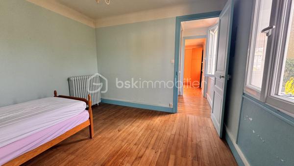 Maison de ville à fort potentiel — Grenoble (Écoles privées & transports à pied)
Située à Grenoble, à deux pas des écoles privées, des transports en commun et de tous les commerces du quotidien, cette maison de ville bénéficie d'une belle luminosité naturelle et de beaucoup de ciel.
Une configuration modulable
Avec sa structure globale de 178 m² Carrez (et 263 m² au sol), cette maison se prête aussi bien à une grande famille qu'à un projet d'investissement. Sa disposition actuelle comprenant deux espaces cuisines et des accès séparés permet facilement une division en deux logements distincts ou l'aménagement d'un espace pour une activité professionnelle.
Agencement des pièces :
 Rez-de-chaussée : entrée et couloirs, séjour, salon, deux espaces cuisines, chaufferie, salle d'eau et deux WC.
 Étage : dégagements desservant six chambres et une salle de bain.
 Annexes : trois grandes caves au sous-sol, un abri voiture et un abri de jardin.
Éléments techniques :
 Toiture en bon état.
 Menuiseries en double vitrage dans toute la maison.
 Chauffage central au gaz.
Maison saine à rafraîchir pour la remettre à votre goût, tout en profitant de ses solides atouts de départ.