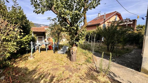 Maison de ville à fort potentiel — Grenoble (Écoles privées & transports à pied)
Située à Grenoble, à deux pas des écoles privées, des transports en commun et de tous les commerces du quotidien, cette maison de ville bénéficie d'une belle luminosité naturelle et de beaucoup de ciel.
Une configuration modulable
Avec sa structure globale de 178 m² Carrez (et 263 m² au sol), cette maison se prête aussi bien à une grande famille qu'à un projet d'investissement. Sa disposition actuelle comprenant deux espaces cuisines et des accès séparés permet facilement une division en deux logements distincts ou l'aménagement d'un espace pour une activité professionnelle.
Agencement des pièces :
 Rez-de-chaussée : entrée et couloirs, séjour, salon, deux espaces cuisines, chaufferie, salle d'eau et deux WC.
 Étage : dégagements desservant six chambres et une salle de bain.
 Annexes : trois grandes caves au sous-sol, un abri voiture et un abri de jardin.
Éléments techniques :
 Toiture en bon état.
 Menuiseries en double vitrage dans toute la maison.
 Chauffage central au gaz.
Maison saine à rafraîchir pour la remettre à votre goût, tout en profitant de ses solides atouts de départ.
