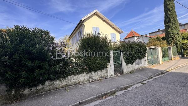 Maison de ville à fort potentiel — Grenoble (Écoles privées & transports à pied)
Située à Grenoble, à deux pas des écoles privées, des transports en commun et de tous les commerces du quotidien, cette maison de ville bénéficie d'une belle luminosité naturelle et de beaucoup de ciel.
Une configuration modulable
Avec sa structure globale de 178 m² Carrez (et 263 m² au sol), cette maison se prête aussi bien à une grande famille qu'à un projet d'investissement. Sa disposition actuelle comprenant deux espaces cuisines et des accès séparés permet facilement une division en deux logements distincts ou l'aménagement d'un espace pour une activité professionnelle.
Agencement des pièces :
 Rez-de-chaussée : entrée et couloirs, séjour, salon, deux espaces cuisines, chaufferie, salle d'eau et deux WC.
 Étage : dégagements desservant six chambres et une salle de bain.
 Annexes : trois grandes caves au sous-sol, un abri voiture et un abri de jardin.
Éléments techniques :
 Toiture en bon état.
 Menuiseries en double vitrage dans toute la maison.
 Chauffage central au gaz.
Maison saine à rafraîchir pour la remettre à votre goût, tout en profitant de ses solides atouts de départ.