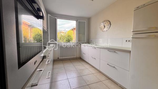 Maison de ville à fort potentiel — Grenoble (Écoles privées & transports à pied)
Située à Grenoble, à deux pas des écoles privées, des transports en commun et de tous les commerces du quotidien, cette maison de ville bénéficie d'une belle luminosité naturelle et de beaucoup de ciel.
Une configuration modulable
Avec sa structure globale de 178 m² Carrez (et 263 m² au sol), cette maison se prête aussi bien à une grande famille qu'à un projet d'investissement. Sa disposition actuelle comprenant deux espaces cuisines et des accès séparés permet facilement une division en deux logements distincts ou l'aménagement d'un espace pour une activité professionnelle.
Agencement des pièces :
 Rez-de-chaussée : entrée et couloirs, séjour, salon, deux espaces cuisines, chaufferie, salle d'eau et deux WC.
 Étage : dégagements desservant six chambres et une salle de bain.
 Annexes : trois grandes caves au sous-sol, un abri voiture et un abri de jardin.
Éléments techniques :
 Toiture en bon état.
 Menuiseries en double vitrage dans toute la maison.
 Chauffage central au gaz.
Maison saine à rafraîchir pour la remettre à votre goût, tout en profitant de ses solides atouts de départ.