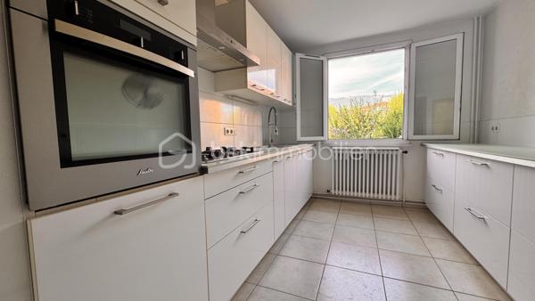 Maison de ville à fort potentiel — Grenoble (Écoles privées & transports à pied)
Située à Grenoble, à deux pas des écoles privées, des transports en commun et de tous les commerces du quotidien, cette maison de ville bénéficie d'une belle luminosité naturelle et de beaucoup de ciel.
Une configuration modulable
Avec sa structure globale de 178 m² Carrez (et 263 m² au sol), cette maison se prête aussi bien à une grande famille qu'à un projet d'investissement. Sa disposition actuelle comprenant deux espaces cuisines et des accès séparés permet facilement une division en deux logements distincts ou l'aménagement d'un espace pour une activité professionnelle.
Agencement des pièces :
 Rez-de-chaussée : entrée et couloirs, séjour, salon, deux espaces cuisines, chaufferie, salle d'eau et deux WC.
 Étage : dégagements desservant six chambres et une salle de bain.
 Annexes : trois grandes caves au sous-sol, un abri voiture et un abri de jardin.
Éléments techniques :
 Toiture en bon état.
 Menuiseries en double vitrage dans toute la maison.
 Chauffage central au gaz.
Maison saine à rafraîchir pour la remettre à votre goût, tout en profitant de ses solides atouts de départ.