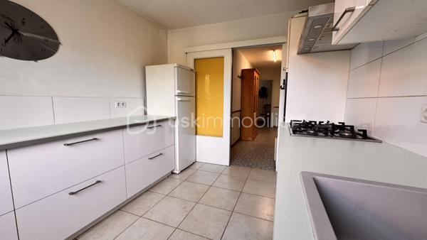 Maison de ville à fort potentiel — Grenoble (Écoles privées & transports à pied)
Située à Grenoble, à deux pas des écoles privées, des transports en commun et de tous les commerces du quotidien, cette maison de ville bénéficie d'une belle luminosité naturelle et de beaucoup de ciel.
Une configuration modulable
Avec sa structure globale de 178 m² Carrez (et 263 m² au sol), cette maison se prête aussi bien à une grande famille qu'à un projet d'investissement. Sa disposition actuelle comprenant deux espaces cuisines et des accès séparés permet facilement une division en deux logements distincts ou l'aménagement d'un espace pour une activité professionnelle.
Agencement des pièces :
 Rez-de-chaussée : entrée et couloirs, séjour, salon, deux espaces cuisines, chaufferie, salle d'eau et deux WC.
 Étage : dégagements desservant six chambres et une salle de bain.
 Annexes : trois grandes caves au sous-sol, un abri voiture et un abri de jardin.
Éléments techniques :
 Toiture en bon état.
 Menuiseries en double vitrage dans toute la maison.
 Chauffage central au gaz.
Maison saine à rafraîchir pour la remettre à votre goût, tout en profitant de ses solides atouts de départ.