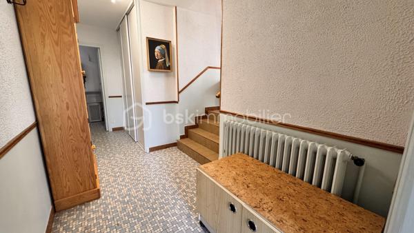 Maison de ville à fort potentiel — Grenoble (Écoles privées & transports à pied)
Située à Grenoble, à deux pas des écoles privées, des transports en commun et de tous les commerces du quotidien, cette maison de ville bénéficie d'une belle luminosité naturelle et de beaucoup de ciel.
Une configuration modulable
Avec sa structure globale de 178 m² Carrez (et 263 m² au sol), cette maison se prête aussi bien à une grande famille qu'à un projet d'investissement. Sa disposition actuelle comprenant deux espaces cuisines et des accès séparés permet facilement une division en deux logements distincts ou l'aménagement d'un espace pour une activité professionnelle.
Agencement des pièces :
 Rez-de-chaussée : entrée et couloirs, séjour, salon, deux espaces cuisines, chaufferie, salle d'eau et deux WC.
 Étage : dégagements desservant six chambres et une salle de bain.
 Annexes : trois grandes caves au sous-sol, un abri voiture et un abri de jardin.
Éléments techniques :
 Toiture en bon état.
 Menuiseries en double vitrage dans toute la maison.
 Chauffage central au gaz.
Maison saine à rafraîchir pour la remettre à votre goût, tout en profitant de ses solides atouts de départ.