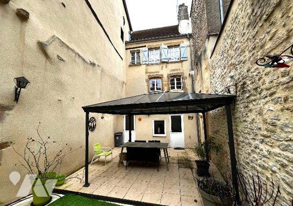 VENTE EN VIAGER - À Langres (Haute-Marne) 52200, Intramuros.