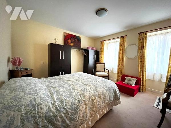 VENTE EN VIAGER - À Langres (Haute-Marne) 52200, Intramuros.