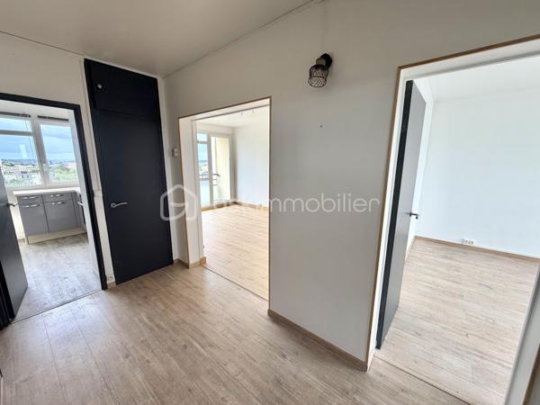 Visite vidéo disponible sur
- ma chaîne YT : Grégory Talbot IMMOBILIER (playlist : Visites filmées)
- FB : Grégory Talbot Immobilier (album : Visites vidéo)
- et sur mon IG : L'immobilier en Normandie (onglet : Réels)

Sur la commune de Mont-Saint-Aignan (76130), 
Parc de l'Iton, campus universitaire, 

Installez-vous dans cet appartement très lumineux vous offrant une agréable vue panoramique et dégagée ! 

Au 9ème étage avec ascenseur (dans un immeuble de 10 étages), son balcon bien exposé saura vous séduire. 

Entrée avec placard, cuisine, arrière-cuisine, salle de douche, wc séparé, deux chambres, séjour lumineux sur balcon. 
Profitez d'une cave privative dans l'immeuble. 

Vous n'aurez pas de travaux à prévoir. 

Côté copropriété : les charges comprennent notamment le chauffage. 
Côté immeuble : bien entretenu, l'isolation extérieure a déjà été faite !

Ne tardez pas !