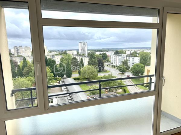Visite vidéo disponible sur
- ma chaîne YT : Grégory Talbot IMMOBILIER (playlist : Visites filmées)
- FB : Grégory Talbot Immobilier (album : Visites vidéo)
- et sur mon IG : L'immobilier en Normandie (onglet : Réels)

Sur la commune de Mont-Saint-Aignan (76130), 
Parc de l'Iton, campus universitaire, 

Installez-vous dans cet appartement très lumineux vous offrant une agréable vue panoramique et dégagée ! 

Au 9ème étage avec ascenseur (dans un immeuble de 10 étages), son balcon bien exposé saura vous séduire. 

Entrée avec placard, cuisine, arrière-cuisine, salle de douche, wc séparé, deux chambres, séjour lumineux sur balcon. 
Profitez d'une cave privative dans l'immeuble. 

Vous n'aurez pas de travaux à prévoir. 

Côté copropriété : les charges comprennent notamment le chauffage. 
Côté immeuble : bien entretenu, l'isolation extérieure a déjà été faite !

Ne tardez pas !