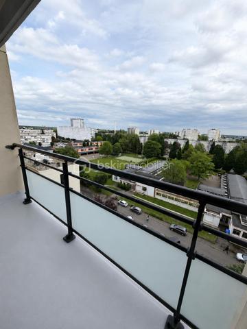 Visite vidéo disponible sur
- ma chaîne YT : Grégory Talbot IMMOBILIER (playlist : Visites filmées)
- FB : Grégory Talbot Immobilier (album : Visites vidéo)
- et sur mon IG : L'immobilier en Normandie (onglet : Réels)

Sur la commune de Mont-Saint-Aignan (76130), 
Parc de l'Iton, campus universitaire, 

Installez-vous dans cet appartement très lumineux vous offrant une agréable vue panoramique et dégagée ! 

Au 9ème étage avec ascenseur (dans un immeuble de 10 étages), son balcon bien exposé saura vous séduire. 

Entrée avec placard, cuisine, arrière-cuisine, salle de douche, wc séparé, deux chambres, séjour lumineux sur balcon. 
Profitez d'une cave privative dans l'immeuble. 

Vous n'aurez pas de travaux à prévoir. 

Côté copropriété : les charges comprennent notamment le chauffage. 
Côté immeuble : bien entretenu, l'isolation extérieure a déjà été faite !

Ne tardez pas !
