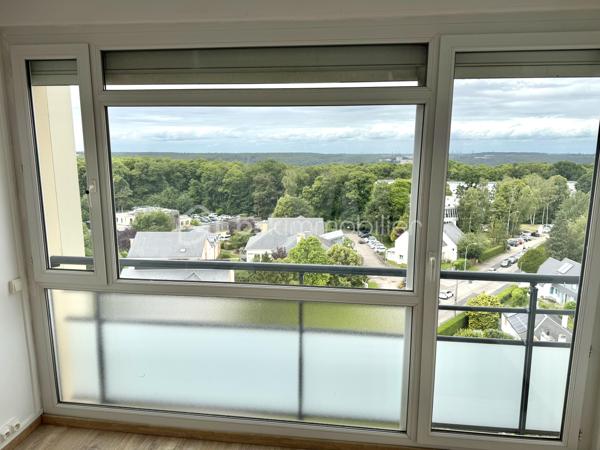 Visite vidéo disponible sur
- ma chaîne YT : Grégory Talbot IMMOBILIER (playlist : Visites filmées)
- FB : Grégory Talbot Immobilier (album : Visites vidéo)
- et sur mon IG : L'immobilier en Normandie (onglet : Réels)

Sur la commune de Mont-Saint-Aignan (76130), 
Parc de l'Iton, campus universitaire, 

Installez-vous dans cet appartement très lumineux vous offrant une agréable vue panoramique et dégagée ! 

Au 9ème étage avec ascenseur (dans un immeuble de 10 étages), son balcon bien exposé saura vous séduire. 

Entrée avec placard, cuisine, arrière-cuisine, salle de douche, wc séparé, deux chambres, séjour lumineux sur balcon. 
Profitez d'une cave privative dans l'immeuble. 

Vous n'aurez pas de travaux à prévoir. 

Côté copropriété : les charges comprennent notamment le chauffage. 
Côté immeuble : bien entretenu, l'isolation extérieure a déjà été faite !

Ne tardez pas !