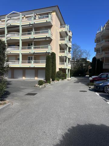 Sainte-Maxime (83120) Sainte-Maxime – T3 avec terrasses, garage et parking, à quelques pas de la mer