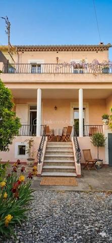 Charme des Années 30 & Douceur de Vivre à Toulon Est
À la recherche d'un cocon alliant caractère, calme et proximité ? 
Découvrez cette maison de ville des années 30, véritable havre de paix situé à Toulon Est, à deux pas du centre-ville. 
Entièrement rénovée avec goût, elle offre de belles prestations où vous n'aurez plus qu'à poser vos valises.

✨ Un Rez-de-Chaussée dédié à la convivialité
Dès l'entrée, vous serez séduit par l'atmosphère chaleureuse des pièces de vie :
Un salon cosy avec cheminée, idéal pour vos soirées d'hiver.
Une cuisine dînatoire moderne et une salle à manger lumineuse.
Le tout ouvert sur un jardin intimiste et une terrasse à l'arrière, parfaits pour vos petits-déjeuners au soleil ou vos dîners entre amis.
Un WC indépendant complète ce niveau.

🛌 Un Étage pensé pour la famille
Le bel escalier vous mène à l'espace nuit composé de :
Deux grandes chambres, dont la suite principale qui s'ouvre sur une vaste terrasse privative surplombant le jardin.
Une troisième chambre, idéale pour un jeune enfant ou un espace bureau.
Un dressing fonctionnel pour un rangement optimal.
Une superbe salle d'eau contemporaine avec WC.
Une cave vient compléter ce bien.

🛠️ Les "Plus" Techniques & Pratiques
Confort absolu : Climatisation réversible dans toute la maison.
Sérénité : Toiture rénovée en 2022 et électricité aux normes.
Extérieur : Jardin clos avec possibilité de stationner 2 véhicules (potentiel de places supplémentaires selon aménagement).

Emplacement stratégique : Proximité immédiate des écoles, commerces, cliniques et lignes de bus. Tout est accessible à pied !

Le mot de votre conseillère : C’est une maison rare sur le secteur. Elle a su conserver son âme des années 30 tout en offrant le confort d’une rénovation moderne et performante. Un véritable coup de cœur pour ceux qui cherchent la vie citadine sans renoncer au jardin.

Envie de découvrir ce bijou ? Contactez-moi pour organiser votre visite ! 06 01 82 85 97