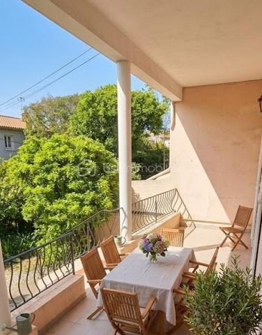 Charme des Années 30 & Douceur de Vivre à Toulon Est
À la recherche d'un cocon alliant caractère, calme et proximité ? 
Découvrez cette maison de ville des années 30, véritable havre de paix situé à Toulon Est, à deux pas du centre-ville. 
Entièrement rénovée avec goût, elle offre de belles prestations où vous n'aurez plus qu'à poser vos valises.

✨ Un Rez-de-Chaussée dédié à la convivialité
Dès l'entrée, vous serez séduit par l'atmosphère chaleureuse des pièces de vie :
Un salon cosy avec cheminée, idéal pour vos soirées d'hiver.
Une cuisine dînatoire moderne et une salle à manger lumineuse.
Le tout ouvert sur un jardin intimiste et une terrasse à l'arrière, parfaits pour vos petits-déjeuners au soleil ou vos dîners entre amis.
Un WC indépendant complète ce niveau.

🛌 Un Étage pensé pour la famille
Le bel escalier vous mène à l'espace nuit composé de :
Deux grandes chambres, dont la suite principale qui s'ouvre sur une vaste terrasse privative surplombant le jardin.
Une troisième chambre, idéale pour un jeune enfant ou un espace bureau.
Un dressing fonctionnel pour un rangement optimal.
Une superbe salle d'eau contemporaine avec WC.
Une cave vient compléter ce bien.

🛠️ Les "Plus" Techniques & Pratiques
Confort absolu : Climatisation réversible dans toute la maison.
Sérénité : Toiture rénovée en 2022 et électricité aux normes.
Extérieur : Jardin clos avec possibilité de stationner 2 véhicules (potentiel de places supplémentaires selon aménagement).

Emplacement stratégique : Proximité immédiate des écoles, commerces, cliniques et lignes de bus. Tout est accessible à pied !

Le mot de votre conseillère : C’est une maison rare sur le secteur. Elle a su conserver son âme des années 30 tout en offrant le confort d’une rénovation moderne et performante. Un véritable coup de cœur pour ceux qui cherchent la vie citadine sans renoncer au jardin.

Envie de découvrir ce bijou ? Contactez-moi pour organiser votre visite ! 06 01 82 85 97