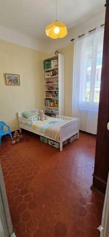 Charme des Années 30 & Douceur de Vivre à Toulon Est
À la recherche d'un cocon alliant caractère, calme et proximité ? 
Découvrez cette maison de ville des années 30, véritable havre de paix situé à Toulon Est, à deux pas du centre-ville. 
Entièrement rénovée avec goût, elle offre de belles prestations où vous n'aurez plus qu'à poser vos valises.

✨ Un Rez-de-Chaussée dédié à la convivialité
Dès l'entrée, vous serez séduit par l'atmosphère chaleureuse des pièces de vie :
Un salon cosy avec cheminée, idéal pour vos soirées d'hiver.
Une cuisine dînatoire moderne et une salle à manger lumineuse.
Le tout ouvert sur un jardin intimiste et une terrasse à l'arrière, parfaits pour vos petits-déjeuners au soleil ou vos dîners entre amis.
Un WC indépendant complète ce niveau.

🛌 Un Étage pensé pour la famille
Le bel escalier vous mène à l'espace nuit composé de :
Deux grandes chambres, dont la suite principale qui s'ouvre sur une vaste terrasse privative surplombant le jardin.
Une troisième chambre, idéale pour un jeune enfant ou un espace bureau.
Un dressing fonctionnel pour un rangement optimal.
Une superbe salle d'eau contemporaine avec WC.
Une cave vient compléter ce bien.

🛠️ Les "Plus" Techniques & Pratiques
Confort absolu : Climatisation réversible dans toute la maison.
Sérénité : Toiture rénovée en 2022 et électricité aux normes.
Extérieur : Jardin clos avec possibilité de stationner 2 véhicules (potentiel de places supplémentaires selon aménagement).

Emplacement stratégique : Proximité immédiate des écoles, commerces, cliniques et lignes de bus. Tout est accessible à pied !

Le mot de votre conseillère : C’est une maison rare sur le secteur. Elle a su conserver son âme des années 30 tout en offrant le confort d’une rénovation moderne et performante. Un véritable coup de cœur pour ceux qui cherchent la vie citadine sans renoncer au jardin.

Envie de découvrir ce bijou ? Contactez-moi pour organiser votre visite ! 06 01 82 85 97