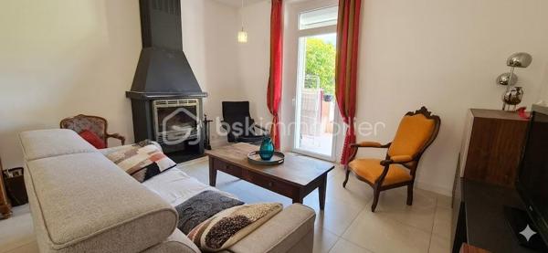 Charme des Années 30 & Douceur de Vivre à Toulon Est
À la recherche d'un cocon alliant caractère, calme et proximité ? 
Découvrez cette maison de ville des années 30, véritable havre de paix situé à Toulon Est, à deux pas du centre-ville. 
Entièrement rénovée avec goût, elle offre de belles prestations où vous n'aurez plus qu'à poser vos valises.

✨ Un Rez-de-Chaussée dédié à la convivialité
Dès l'entrée, vous serez séduit par l'atmosphère chaleureuse des pièces de vie :
Un salon cosy avec cheminée, idéal pour vos soirées d'hiver.
Une cuisine dînatoire moderne et une salle à manger lumineuse.
Le tout ouvert sur un jardin intimiste et une terrasse à l'arrière, parfaits pour vos petits-déjeuners au soleil ou vos dîners entre amis.
Un WC indépendant complète ce niveau.

🛌 Un Étage pensé pour la famille
Le bel escalier vous mène à l'espace nuit composé de :
Deux grandes chambres, dont la suite principale qui s'ouvre sur une vaste terrasse privative surplombant le jardin.
Une troisième chambre, idéale pour un jeune enfant ou un espace bureau.
Un dressing fonctionnel pour un rangement optimal.
Une superbe salle d'eau contemporaine avec WC.
Une cave vient compléter ce bien.

🛠️ Les "Plus" Techniques & Pratiques
Confort absolu : Climatisation réversible dans toute la maison.
Sérénité : Toiture rénovée en 2022 et électricité aux normes.
Extérieur : Jardin clos avec possibilité de stationner 2 véhicules (potentiel de places supplémentaires selon aménagement).

Emplacement stratégique : Proximité immédiate des écoles, commerces, cliniques et lignes de bus. Tout est accessible à pied !

Le mot de votre conseillère : C’est une maison rare sur le secteur. Elle a su conserver son âme des années 30 tout en offrant le confort d’une rénovation moderne et performante. Un véritable coup de cœur pour ceux qui cherchent la vie citadine sans renoncer au jardin.

Envie de découvrir ce bijou ? Contactez-moi pour organiser votre visite ! 06 01 82 85 97