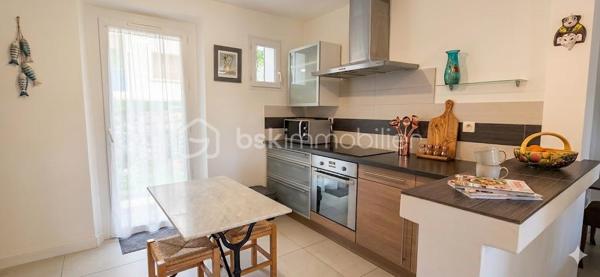 Charme des Années 30 & Douceur de Vivre à Toulon Est
À la recherche d'un cocon alliant caractère, calme et proximité ? 
Découvrez cette maison de ville des années 30, véritable havre de paix situé à Toulon Est, à deux pas du centre-ville. 
Entièrement rénovée avec goût, elle offre de belles prestations où vous n'aurez plus qu'à poser vos valises.

✨ Un Rez-de-Chaussée dédié à la convivialité
Dès l'entrée, vous serez séduit par l'atmosphère chaleureuse des pièces de vie :
Un salon cosy avec cheminée, idéal pour vos soirées d'hiver.
Une cuisine dînatoire moderne et une salle à manger lumineuse.
Le tout ouvert sur un jardin intimiste et une terrasse à l'arrière, parfaits pour vos petits-déjeuners au soleil ou vos dîners entre amis.
Un WC indépendant complète ce niveau.

🛌 Un Étage pensé pour la famille
Le bel escalier vous mène à l'espace nuit composé de :
Deux grandes chambres, dont la suite principale qui s'ouvre sur une vaste terrasse privative surplombant le jardin.
Une troisième chambre, idéale pour un jeune enfant ou un espace bureau.
Un dressing fonctionnel pour un rangement optimal.
Une superbe salle d'eau contemporaine avec WC.
Une cave vient compléter ce bien.

🛠️ Les "Plus" Techniques & Pratiques
Confort absolu : Climatisation réversible dans toute la maison.
Sérénité : Toiture rénovée en 2022 et électricité aux normes.
Extérieur : Jardin clos avec possibilité de stationner 2 véhicules (potentiel de places supplémentaires selon aménagement).

Emplacement stratégique : Proximité immédiate des écoles, commerces, cliniques et lignes de bus. Tout est accessible à pied !

Le mot de votre conseillère : C’est une maison rare sur le secteur. Elle a su conserver son âme des années 30 tout en offrant le confort d’une rénovation moderne et performante. Un véritable coup de cœur pour ceux qui cherchent la vie citadine sans renoncer au jardin.

Envie de découvrir ce bijou ? Contactez-moi pour organiser votre visite ! 06 01 82 85 97