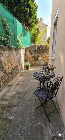 Charme des Années 30 & Douceur de Vivre à Toulon Est
À la recherche d'un cocon alliant caractère, calme et proximité ? 
Découvrez cette maison de ville des années 30, véritable havre de paix situé à Toulon Est, à deux pas du centre-ville. 
Entièrement rénovée avec goût, elle offre de belles prestations où vous n'aurez plus qu'à poser vos valises.

✨ Un Rez-de-Chaussée dédié à la convivialité
Dès l'entrée, vous serez séduit par l'atmosphère chaleureuse des pièces de vie :
Un salon cosy avec cheminée, idéal pour vos soirées d'hiver.
Une cuisine dînatoire moderne et une salle à manger lumineuse.
Le tout ouvert sur un jardin intimiste et une terrasse à l'arrière, parfaits pour vos petits-déjeuners au soleil ou vos dîners entre amis.
Un WC indépendant complète ce niveau.

🛌 Un Étage pensé pour la famille
Le bel escalier vous mène à l'espace nuit composé de :
Deux grandes chambres, dont la suite principale qui s'ouvre sur une vaste terrasse privative surplombant le jardin.
Une troisième chambre, idéale pour un jeune enfant ou un espace bureau.
Un dressing fonctionnel pour un rangement optimal.
Une superbe salle d'eau contemporaine avec WC.
Une cave vient compléter ce bien.

🛠️ Les "Plus" Techniques & Pratiques
Confort absolu : Climatisation réversible dans toute la maison.
Sérénité : Toiture rénovée en 2022 et électricité aux normes.
Extérieur : Jardin clos avec possibilité de stationner 2 véhicules (potentiel de places supplémentaires selon aménagement).

Emplacement stratégique : Proximité immédiate des écoles, commerces, cliniques et lignes de bus. Tout est accessible à pied !

Le mot de votre conseillère : C’est une maison rare sur le secteur. Elle a su conserver son âme des années 30 tout en offrant le confort d’une rénovation moderne et performante. Un véritable coup de cœur pour ceux qui cherchent la vie citadine sans renoncer au jardin.

Envie de découvrir ce bijou ? Contactez-moi pour organiser votre visite ! 06 01 82 85 97