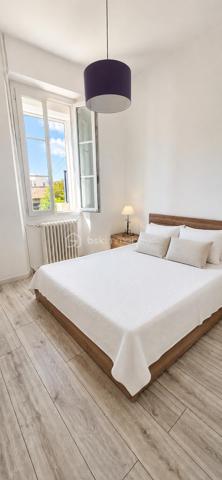 Charme des Années 30 & Douceur de Vivre à Toulon Est
À la recherche d'un cocon alliant caractère, calme et proximité ? 
Découvrez cette maison de ville des années 30, véritable havre de paix situé à Toulon Est, à deux pas du centre-ville. 
Entièrement rénovée avec goût, elle offre de belles prestations où vous n'aurez plus qu'à poser vos valises.

✨ Un Rez-de-Chaussée dédié à la convivialité
Dès l'entrée, vous serez séduit par l'atmosphère chaleureuse des pièces de vie :
Un salon cosy avec cheminée, idéal pour vos soirées d'hiver.
Une cuisine dînatoire moderne et une salle à manger lumineuse.
Le tout ouvert sur un jardin intimiste et une terrasse à l'arrière, parfaits pour vos petits-déjeuners au soleil ou vos dîners entre amis.
Un WC indépendant complète ce niveau.

🛌 Un Étage pensé pour la famille
Le bel escalier vous mène à l'espace nuit composé de :
Deux grandes chambres, dont la suite principale qui s'ouvre sur une vaste terrasse privative surplombant le jardin.
Une troisième chambre, idéale pour un jeune enfant ou un espace bureau.
Un dressing fonctionnel pour un rangement optimal.
Une superbe salle d'eau contemporaine avec WC.
Une cave vient compléter ce bien.

🛠️ Les "Plus" Techniques & Pratiques
Confort absolu : Climatisation réversible dans toute la maison.
Sérénité : Toiture rénovée en 2022 et électricité aux normes.
Extérieur : Jardin clos avec possibilité de stationner 2 véhicules (potentiel de places supplémentaires selon aménagement).

Emplacement stratégique : Proximité immédiate des écoles, commerces, cliniques et lignes de bus. Tout est accessible à pied !

Le mot de votre conseillère : C’est une maison rare sur le secteur. Elle a su conserver son âme des années 30 tout en offrant le confort d’une rénovation moderne et performante. Un véritable coup de cœur pour ceux qui cherchent la vie citadine sans renoncer au jardin.

Envie de découvrir ce bijou ? Contactez-moi pour organiser votre visite ! 06 01 82 85 97