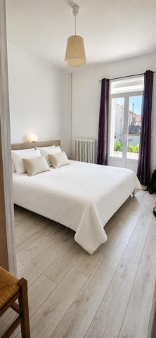 Charme des Années 30 & Douceur de Vivre à Toulon Est
À la recherche d'un cocon alliant caractère, calme et proximité ? 
Découvrez cette maison de ville des années 30, véritable havre de paix situé à Toulon Est, à deux pas du centre-ville. 
Entièrement rénovée avec goût, elle offre de belles prestations où vous n'aurez plus qu'à poser vos valises.

✨ Un Rez-de-Chaussée dédié à la convivialité
Dès l'entrée, vous serez séduit par l'atmosphère chaleureuse des pièces de vie :
Un salon cosy avec cheminée, idéal pour vos soirées d'hiver.
Une cuisine dînatoire moderne et une salle à manger lumineuse.
Le tout ouvert sur un jardin intimiste et une terrasse à l'arrière, parfaits pour vos petits-déjeuners au soleil ou vos dîners entre amis.
Un WC indépendant complète ce niveau.

🛌 Un Étage pensé pour la famille
Le bel escalier vous mène à l'espace nuit composé de :
Deux grandes chambres, dont la suite principale qui s'ouvre sur une vaste terrasse privative surplombant le jardin.
Une troisième chambre, idéale pour un jeune enfant ou un espace bureau.
Un dressing fonctionnel pour un rangement optimal.
Une superbe salle d'eau contemporaine avec WC.
Une cave vient compléter ce bien.

🛠️ Les "Plus" Techniques & Pratiques
Confort absolu : Climatisation réversible dans toute la maison.
Sérénité : Toiture rénovée en 2022 et électricité aux normes.
Extérieur : Jardin clos avec possibilité de stationner 2 véhicules (potentiel de places supplémentaires selon aménagement).

Emplacement stratégique : Proximité immédiate des écoles, commerces, cliniques et lignes de bus. Tout est accessible à pied !

Le mot de votre conseillère : C’est une maison rare sur le secteur. Elle a su conserver son âme des années 30 tout en offrant le confort d’une rénovation moderne et performante. Un véritable coup de cœur pour ceux qui cherchent la vie citadine sans renoncer au jardin.

Envie de découvrir ce bijou ? Contactez-moi pour organiser votre visite ! 06 01 82 85 97