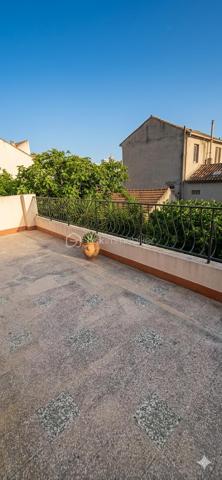 Charme des Années 30 & Douceur de Vivre à Toulon Est
À la recherche d'un cocon alliant caractère, calme et proximité ? 
Découvrez cette maison de ville des années 30, véritable havre de paix situé à Toulon Est, à deux pas du centre-ville. 
Entièrement rénovée avec goût, elle offre de belles prestations où vous n'aurez plus qu'à poser vos valises.

✨ Un Rez-de-Chaussée dédié à la convivialité
Dès l'entrée, vous serez séduit par l'atmosphère chaleureuse des pièces de vie :
Un salon cosy avec cheminée, idéal pour vos soirées d'hiver.
Une cuisine dînatoire moderne et une salle à manger lumineuse.
Le tout ouvert sur un jardin intimiste et une terrasse à l'arrière, parfaits pour vos petits-déjeuners au soleil ou vos dîners entre amis.
Un WC indépendant complète ce niveau.

🛌 Un Étage pensé pour la famille
Le bel escalier vous mène à l'espace nuit composé de :
Deux grandes chambres, dont la suite principale qui s'ouvre sur une vaste terrasse privative surplombant le jardin.
Une troisième chambre, idéale pour un jeune enfant ou un espace bureau.
Un dressing fonctionnel pour un rangement optimal.
Une superbe salle d'eau contemporaine avec WC.
Une cave vient compléter ce bien.

🛠️ Les "Plus" Techniques & Pratiques
Confort absolu : Climatisation réversible dans toute la maison.
Sérénité : Toiture rénovée en 2022 et électricité aux normes.
Extérieur : Jardin clos avec possibilité de stationner 2 véhicules (potentiel de places supplémentaires selon aménagement).

Emplacement stratégique : Proximité immédiate des écoles, commerces, cliniques et lignes de bus. Tout est accessible à pied !

Le mot de votre conseillère : C’est une maison rare sur le secteur. Elle a su conserver son âme des années 30 tout en offrant le confort d’une rénovation moderne et performante. Un véritable coup de cœur pour ceux qui cherchent la vie citadine sans renoncer au jardin.

Envie de découvrir ce bijou ? Contactez-moi pour organiser votre visite ! 06 01 82 85 97