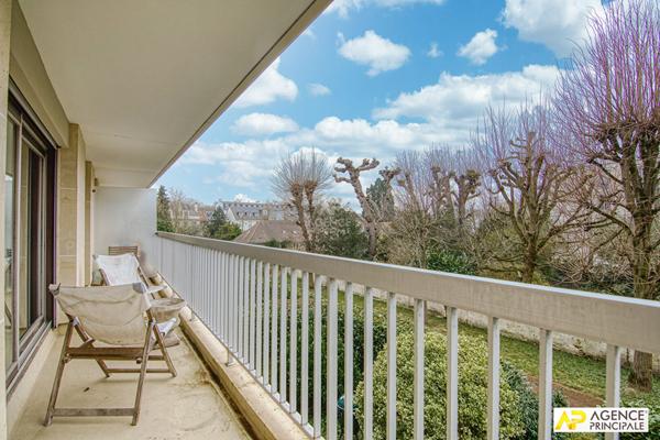 Versailles Rive-Droite Appartement 5 pièces 105.4 m² carrez situé au 1er étage avec ascenseur, grande cave, box et place de parking en sous-sol €650 000 ** - Référence 25856