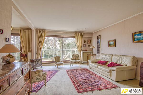 Versailles Rive-Droite Appartement 5 pièces 105.4 m² carrez situé au 1er étage avec ascenseur, grande cave, box et place de parking en sous-sol €650 000 ** - Référence 25856