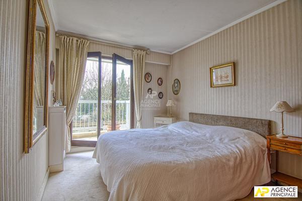 Versailles Rive-Droite Appartement 5 pièces 105.4 m² carrez situé au 1er étage avec ascenseur, grande cave, box et place de parking en sous-sol €650 000 ** - Référence 25856