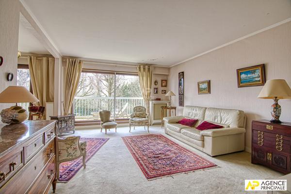 Versailles Rive-Droite Appartement 5 pièces 105.4 m² carrez situé au 1er étage avec ascenseur, grande cave, box et place de parking en sous-sol €650 000 ** - Référence 25856