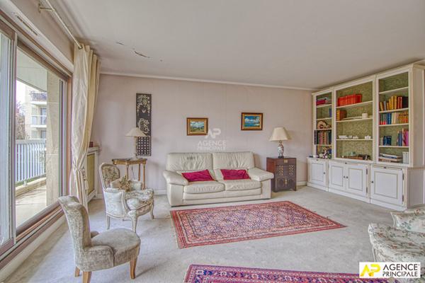 Versailles Rive-Droite Appartement 5 pièces 105.4 m² carrez situé au 1er étage avec ascenseur, grande cave, box et place de parking en sous-sol €650 000 ** - Référence 25856