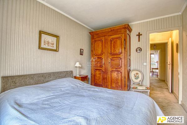 Versailles Rive-Droite Appartement 5 pièces 105.4 m² carrez situé au 1er étage avec ascenseur, grande cave, box et place de parking en sous-sol €650 000 ** - Référence 25856