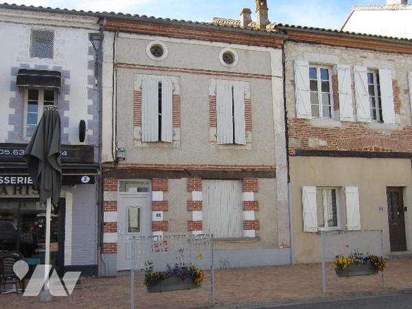 MAISON DE VILLE avec JARDIN et GARAGE proximité toutes commodités