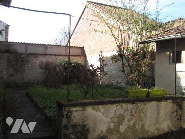 MAISON DE VILLE avec JARDIN et GARAGE proximité toutes commodités