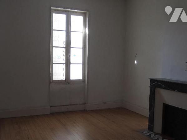 MAISON DE VILLE avec JARDIN et GARAGE proximité toutes commodités