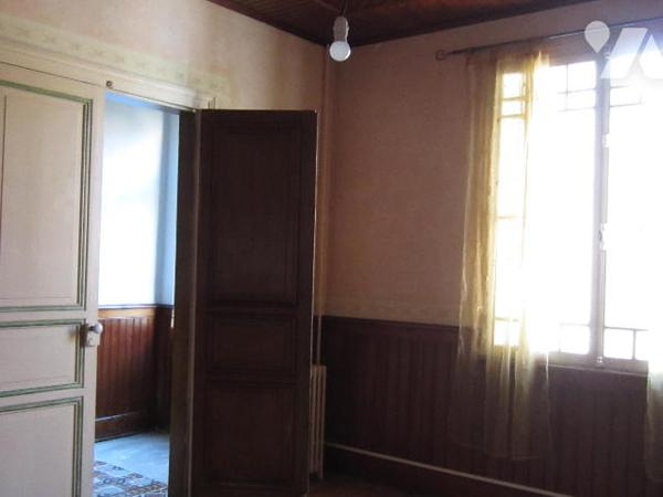 MAISON DE VILLE avec JARDIN et GARAGE proximité toutes commodités