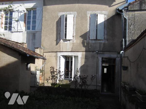 MAISON DE VILLE avec JARDIN et GARAGE proximité toutes commodités