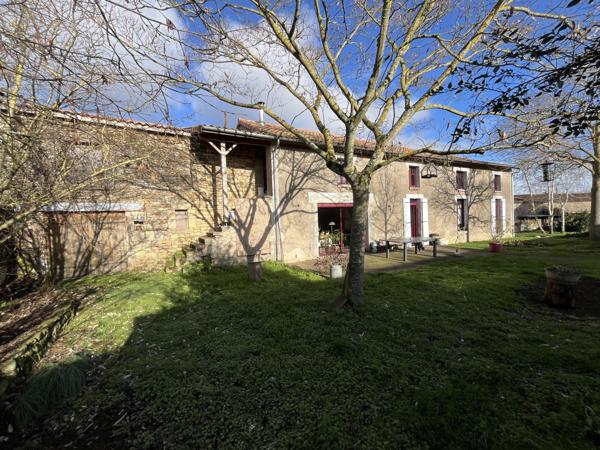 Brion-près-Thouet (79290) ref 100840 proche MONTREUIL BELLAY MAISON DE 200 M2 en parfait état , 4 chambres sur terrain de 2640 m2