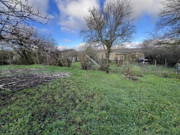 Brion-près-Thouet (79290) ref 100840 proche MONTREUIL BELLAY MAISON DE 200 M2 en parfait état , 4 chambres sur terrain de 2640 m2