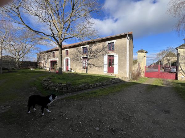 Brion-près-Thouet (79290) ref 100840 proche MONTREUIL BELLAY MAISON DE 200 M2 en parfait état , 4 chambres sur terrain de 2640 m2