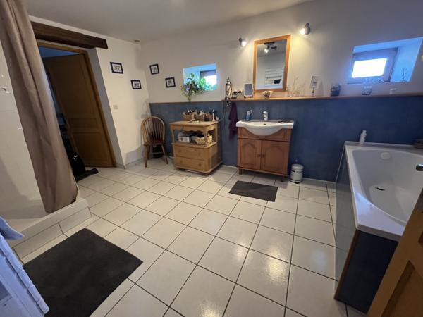 Brion-près-Thouet (79290) ref 100840 proche MONTREUIL BELLAY MAISON DE 200 M2 en parfait état , 4 chambres sur terrain de 2640 m2