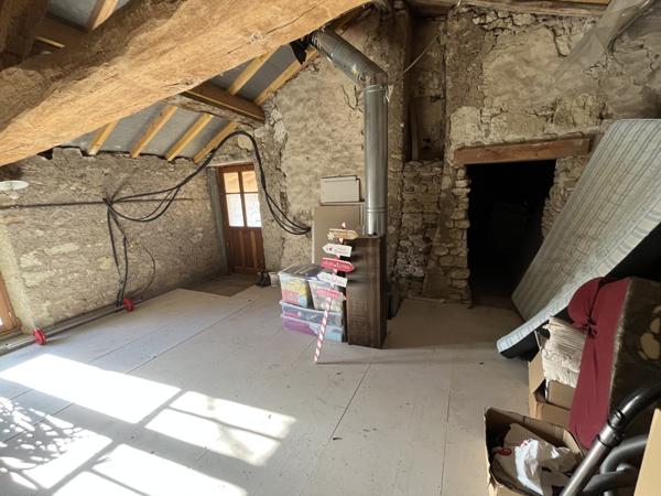 Brion-près-Thouet (79290) ref 100840 proche MONTREUIL BELLAY MAISON DE 200 M2 en parfait état , 4 chambres sur terrain de 2640 m2