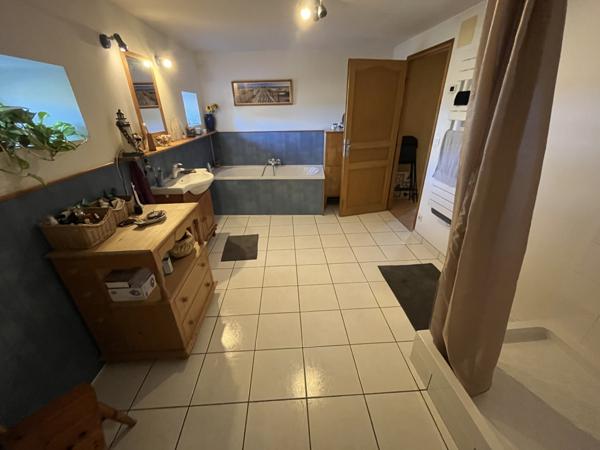 Brion-près-Thouet (79290) ref 100840 proche MONTREUIL BELLAY MAISON DE 200 M2 en parfait état , 4 chambres sur terrain de 2640 m2